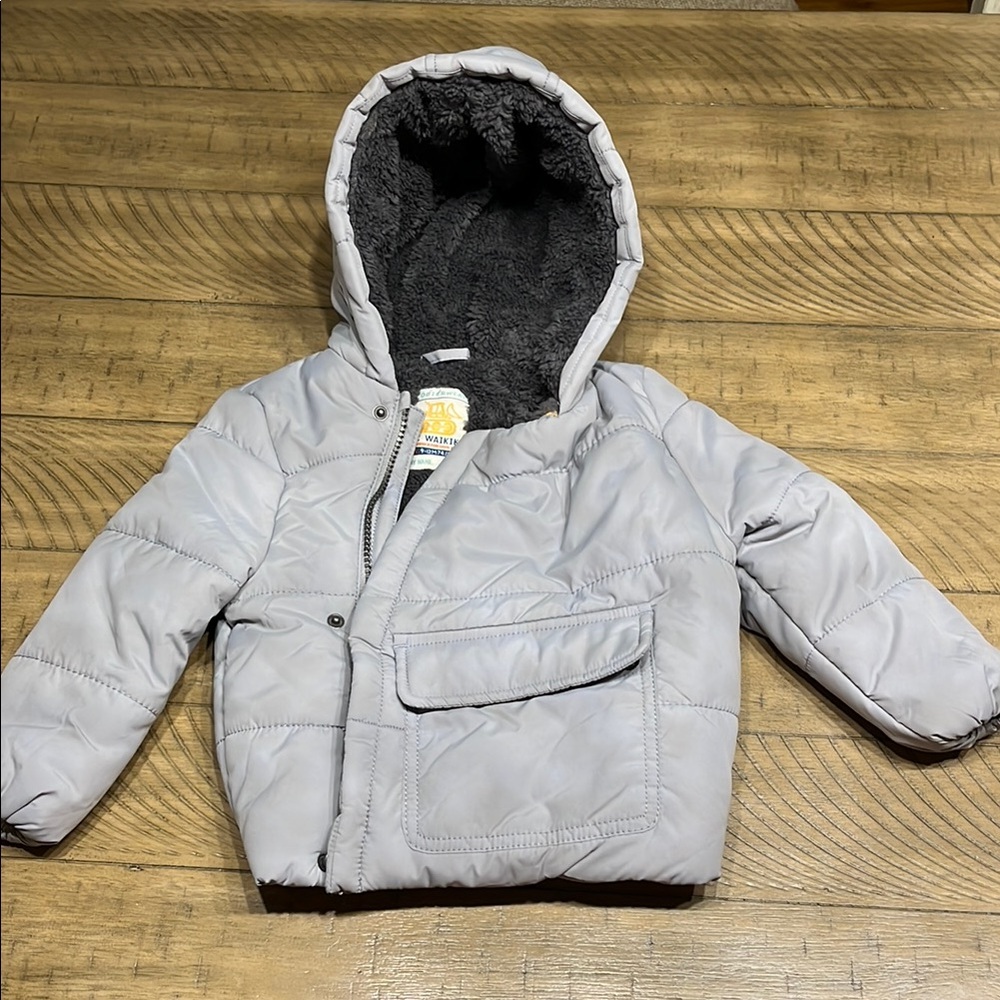 Gray Puffer Jacket with Fur-Lined Hood and Insulation